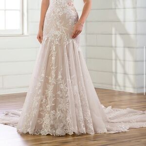Elegant Lace Wedding Dress in Cream